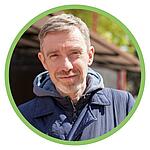 Happy-client-leaving a review about an exceptional family stay in a campsite