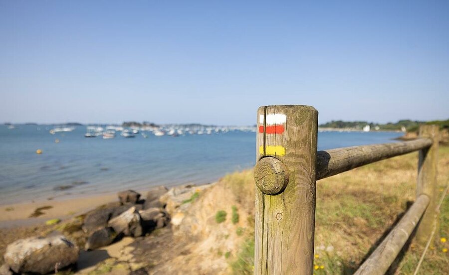 Marked coastal trail in Brittany with sea view, perfect for nature holidays in a 4-star campsite