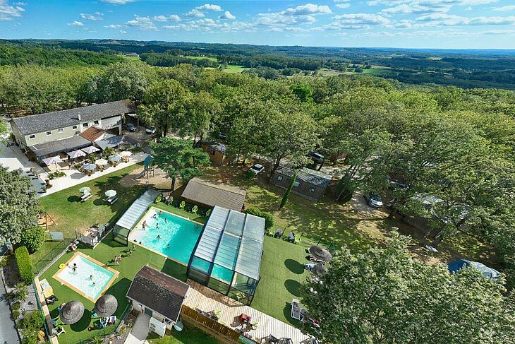 Aerial view of the Sites et Paysages campsite Les Hirondelles in Loupiac, a nature-friendly place to make the most of everything Loupiac has to offer.