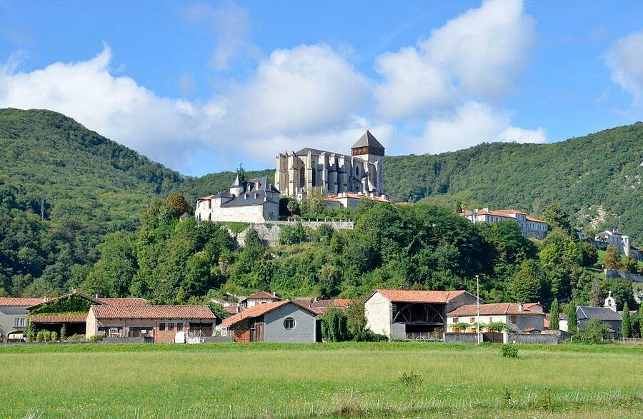 View of Saint-Bertrand-de-Comminges and its cathedral, a must-visit site during a campsite stay in Haute-Garonne.