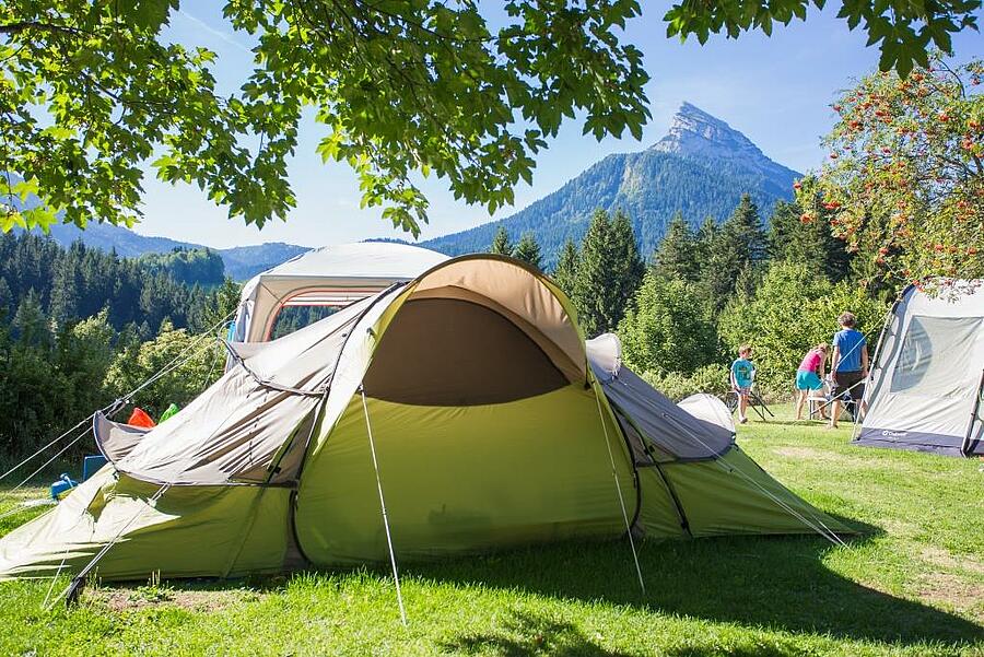Tent pitch at the foot of the mountains in Isère. A peaceful setting surrounded by nature, perfect for a family camping holiday in the great outdoors.