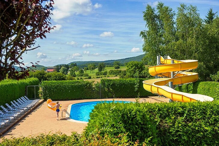 Outdoor pool with large slide at Sites et Paysages Beauregard, a fun activity perfect for children around Mesnois.