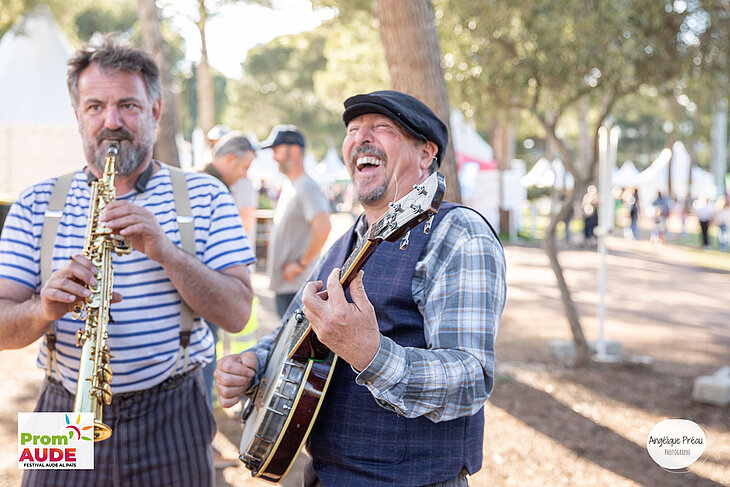 Musicians performing live at the Aude al Païs Festival in Lézignan-Corbières, a friendly and festive moment to experience during a tourism stay in Lézignan-Corbières.
