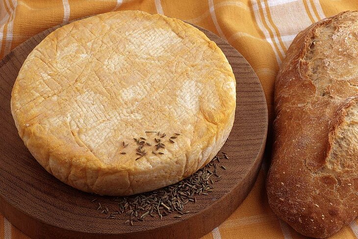 Farmhouse Munster served with bread, a symbol of tradition and artisanal craftsmanship in the Vosges.