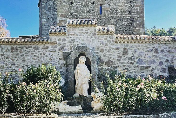 Statue at the Notre-Dame d’Ay sanctuary, a place for reflection and peaceful walks in nature near Eclassan.
