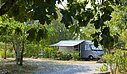 Shaded motorhome pitch in the heart of nature, offering a peaceful and green setting for outdoor holidays.