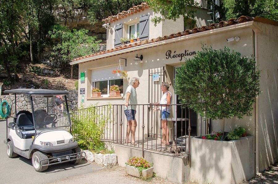A warm welcome at the reception of a campsite in the PACA region, surrounded by typical natural scenery and offering personalised services for a friendly, relaxed stay.