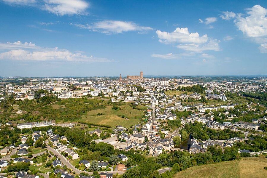 Panoramic view of Rodez and its cathedral, the perfect starting point from the campsite to explore Occitanie.