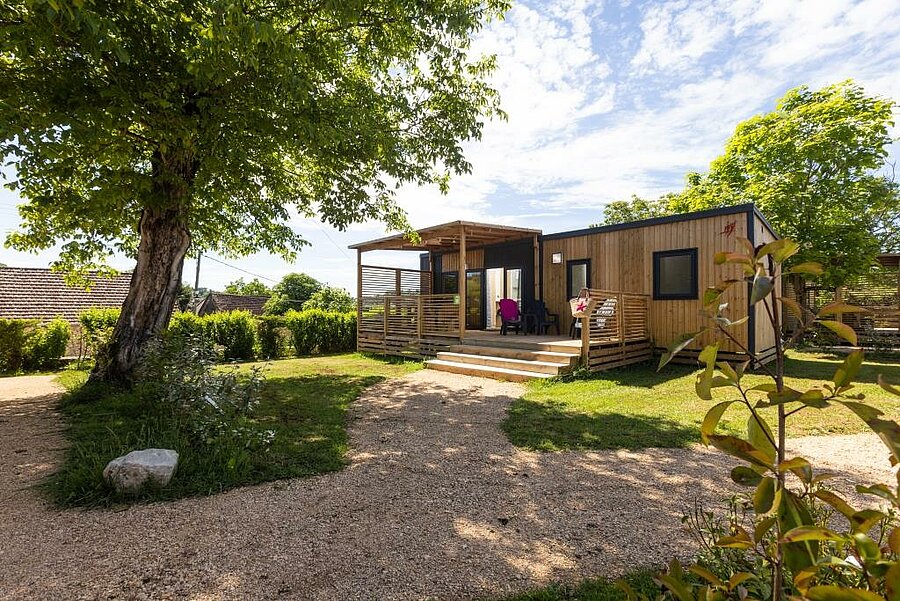 Modern mobile home rental on a campsite in Midi Pyrénées, nestled in a peaceful, green setting — ideal for a comfortable stay surrounded by nature