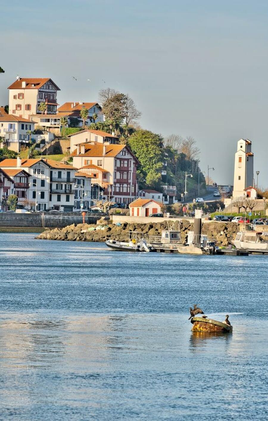 Vue pittoresque de Saint Jean de Luz, Ciboure, un village typique de la côte basque dans les Pyrénées Atlantiques, avec ses maisons à colombages et un port en bord de mer.
