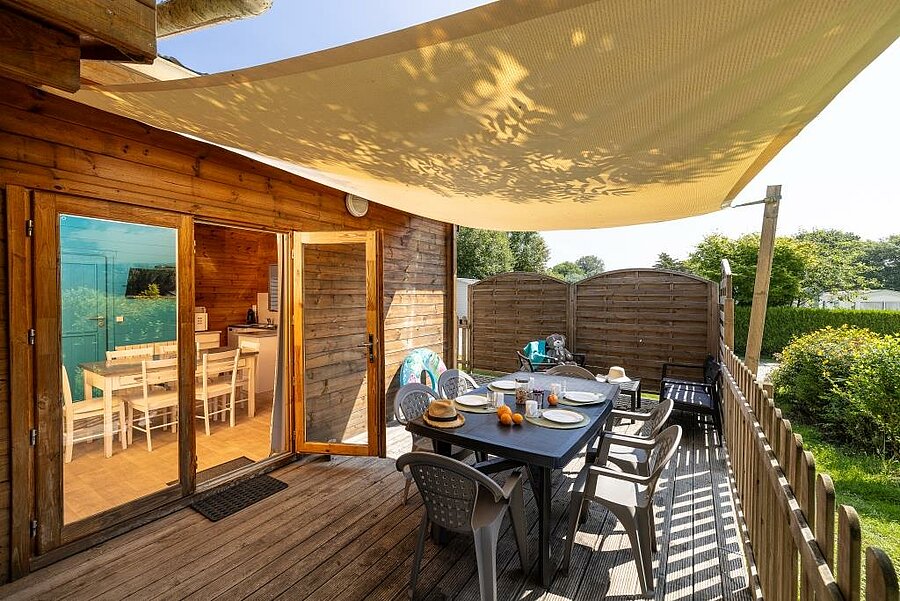 Furnished terrace of a chalet at Au Gré des Vents campsite, a comfortable rental near Séné for outdoor holidays.