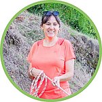 [Translate to Anglais:] vacancière reposée après une semaine dans un mobil-home fonctionnel avec terrasse couverte, au cœur d’un camping calme et agréable.