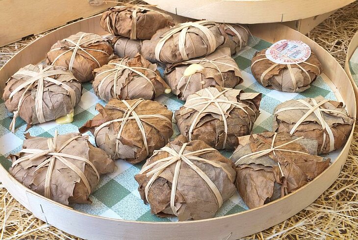 Goat’s cheese from Banon aged in chestnut leaves, a must-try Provençal speciality to enjoy while exploring the local flavours and traditions around Sisteron.