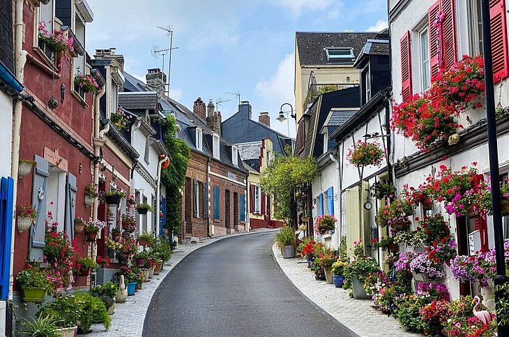 Flower-lined street in Saint-Valery-sur-Somme, near the Pointe du Hourdel — perfect for soaking up the authentic charm and local heritage of the Baie de Somme.