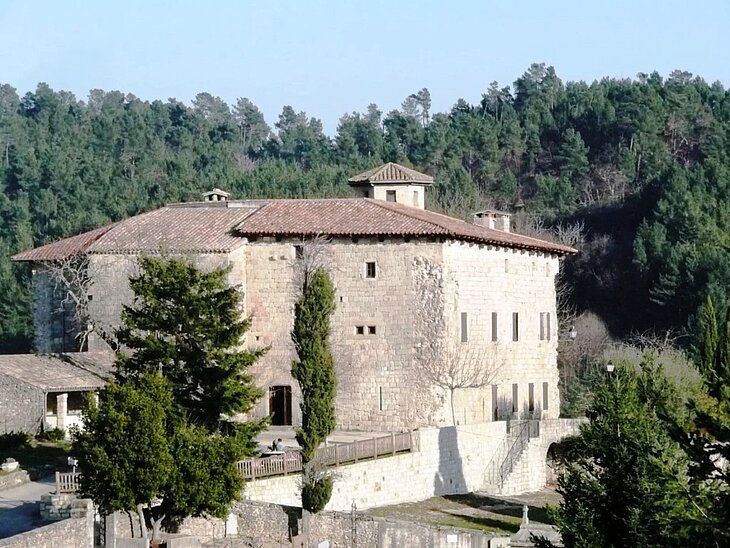 View of Joannas Castle surrounded by forests, a historic site to visit during a stay in southern Ardèche.