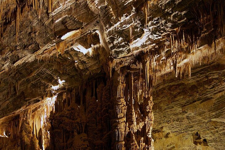 Spectacular formations of stalactites and stalagmites in the Cabrespine Abyss, an impressive visit to plan during a tourism stay in Lézignan-Corbières.