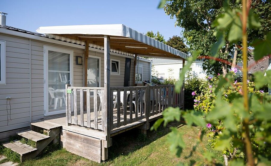 Mobile home with wooden terrace in a campsite near Saint-Valery-sur-Somme, a comfortable and green accommodation in the Baie de Somme.