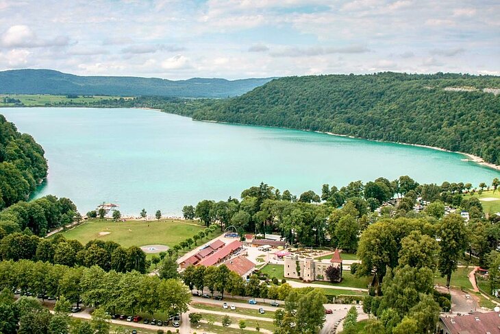 Aerial view of Lake Chalain in the Jura, an iconic natural site to explore around Mesnois.