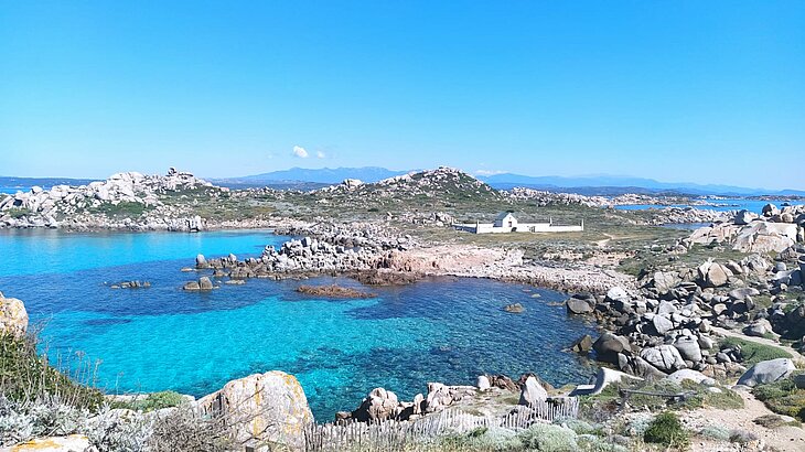 View of the turquoise waters and rocky landscapes of the Lavezzi Islands, a must-see for enjoying beaches and water activities in Sainte-Lucie de Porto-Vecchio