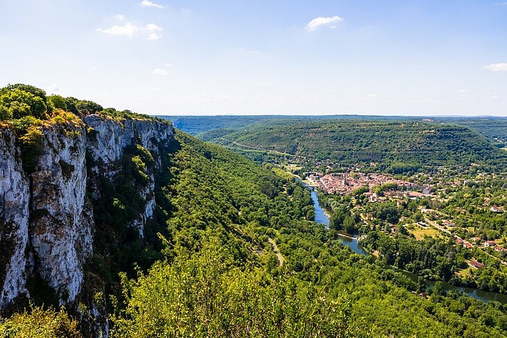 Viewpoint from Roc d’Anglars overlooking Saint-Antonin-Noble-Val View from Roc d’Anglars over Saint-Antonin-Noble-Val, the Aveyron Valley and the cliffs surrounding the village.