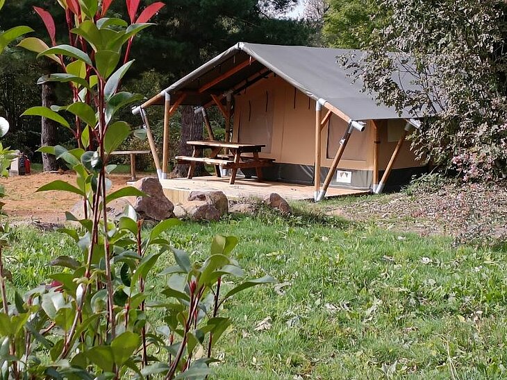 Comfortable lodge tent in the heart of nature, perfect for a camping break near La Bourboule. Enjoy accommodation that blends comfort with immersion in Auvergne’s unspoilt landscape.
