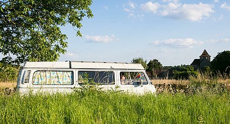 [Translate to Anglais:] Voyage en van au cœur de la nature, illustrant l’esprit de liberté et les avantages du programme carte fidélité camping Camping Tour.