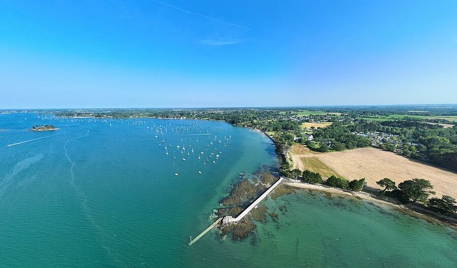 Mobile home rental in Morbihan, aerial view of the gulf with beaches, islands and coastal paths, perfect for outdoor activities in Brittany.