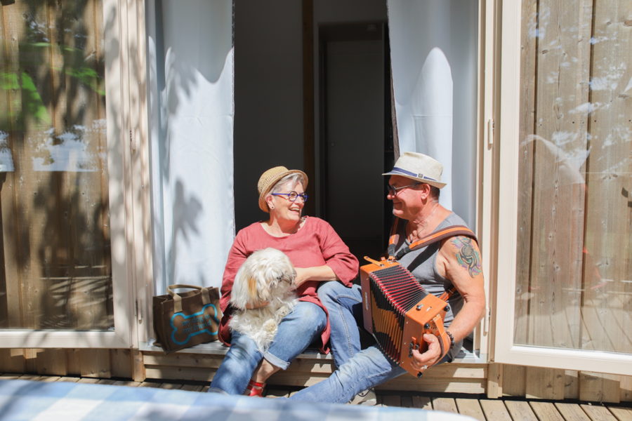 Holidays with dog: couple in front of pet-friendly accommodation