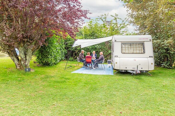 Spacious caravan pitch at the Sites et Paysages du Pouldu campsite in Clohars-Carnoët, ideal for tents, motorhomes, and a nature holiday in South Finistère.