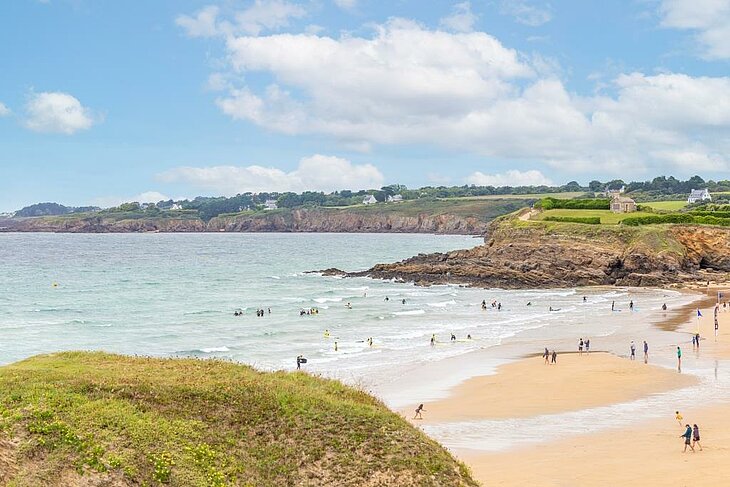 Beach in Clohars-Carnoët, ideal for family activities, swimming and surfing in South Finistère.
