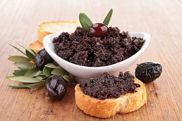 Black olive tapenade from Nyons, a local speciality to enjoy in Buis-les-Baronnies at the markets or directly from the producers