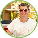 [Translate to Anglais:] vacancière reposée après un séjour en camping vert avec animaux et activités idéales pour des vacances en famille.