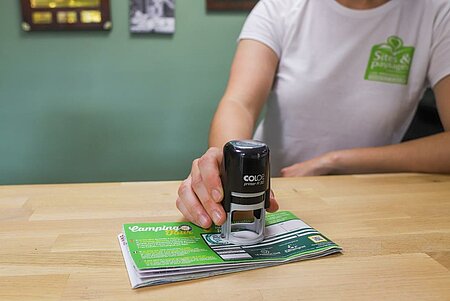 [Translate to Anglais:] Départ au camping avec validation de la carte fidélité Camping Tour, illustrant son fonctionnement simple et rapide.