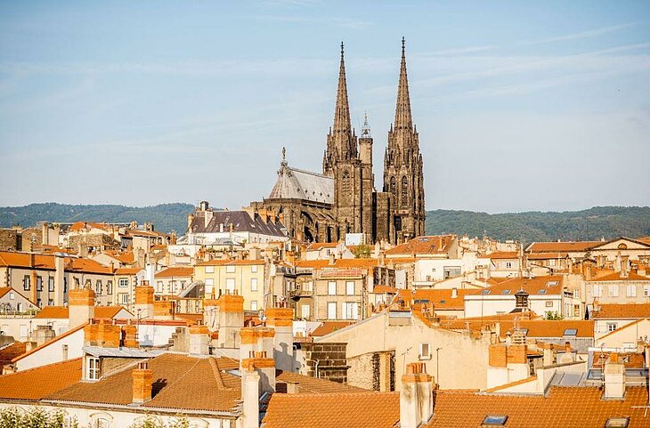 View of Clermont-Ferrand, a city steeped in rich historical and cultural heritage in Auvergne. From its Volvic stone cathedral to its lively alleyways, it's a must-see near La Bourboule for a journey into Auvergne’s history.