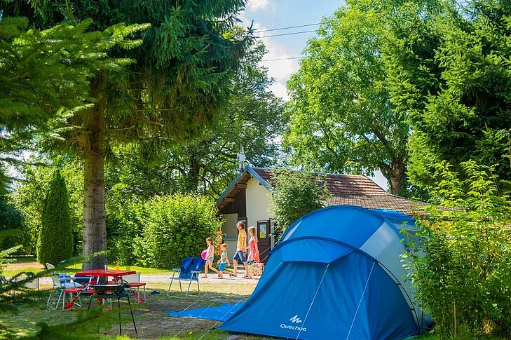 Family enjoying a stay at Camping Au Clos de La Chaume in the Vosges, a natural setting perfect for relaxing and recharging.