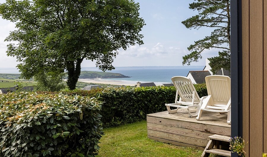 Terrace with sun loungers overlooking the sea, near Douarnenez, fully equipped accommodation at a campsite in Brittany.