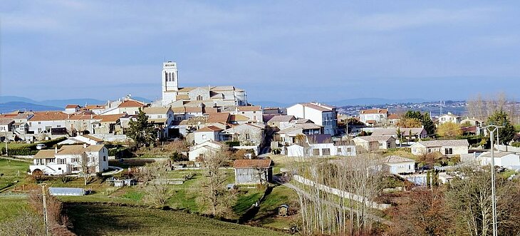 Panoramic view of the village of Eclassan surrounded by nature, highlighting the charm of local heritage for a stay focused on tourism in Eclassan.