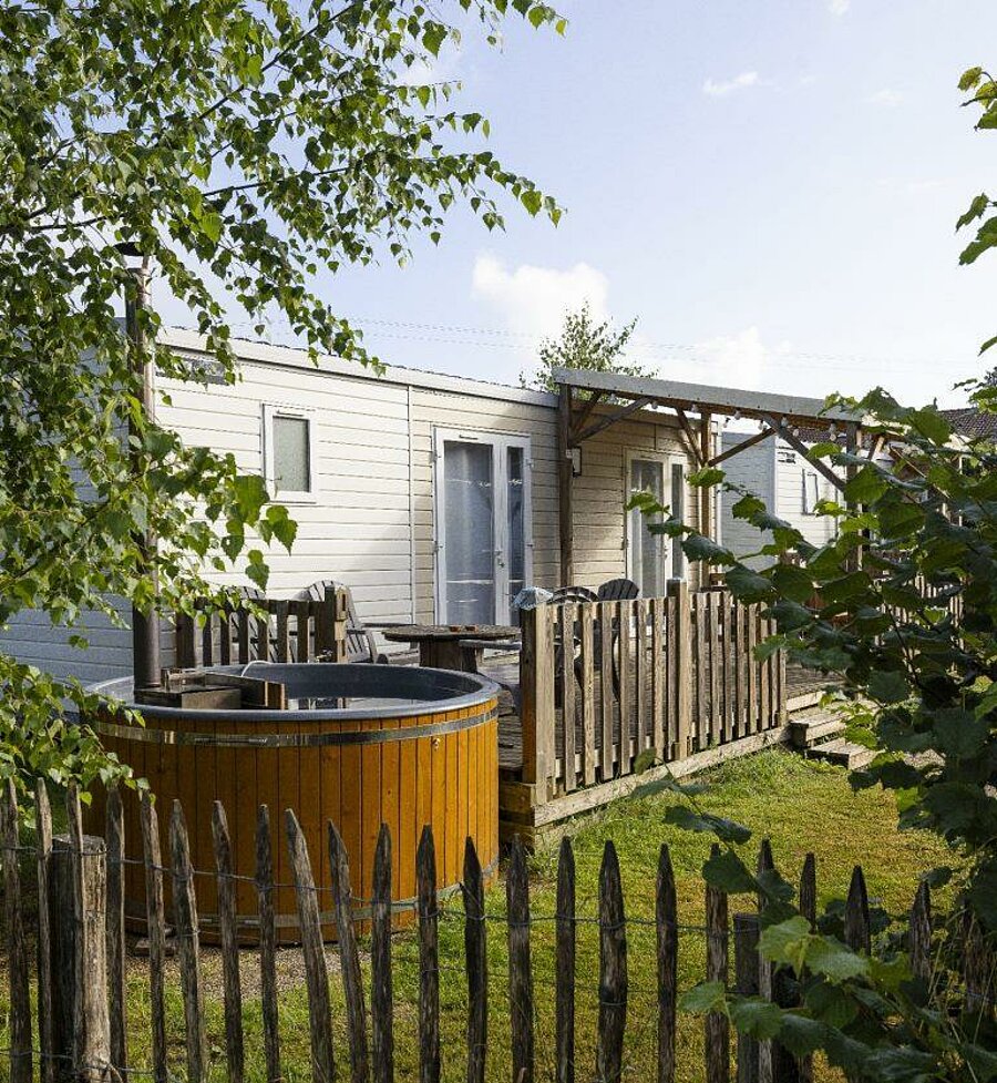 Mobile home with wooden terrace and Nordic bath in a campsite near Gérardmer, perfect for a relaxing stay in the Vosges.