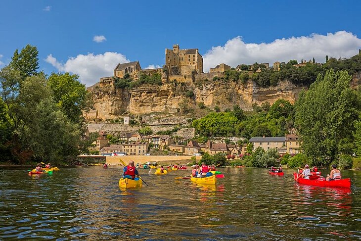 Canoe trip down the Dordogne with a view of La Roque-Gageac, a must-do nature activity near Loupiac