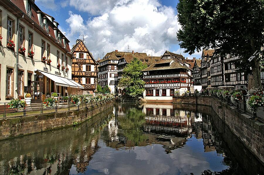 [Translate to Anglais:] Vue d'un canal traversant un village typique du Nord est de la France