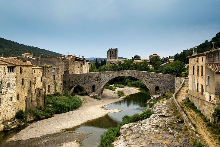 The stone bridge of Lagrasse, ranked among the most beautiful villages in France, to visit on a tourism tour of Lézignan-Corbières and its surroundings.