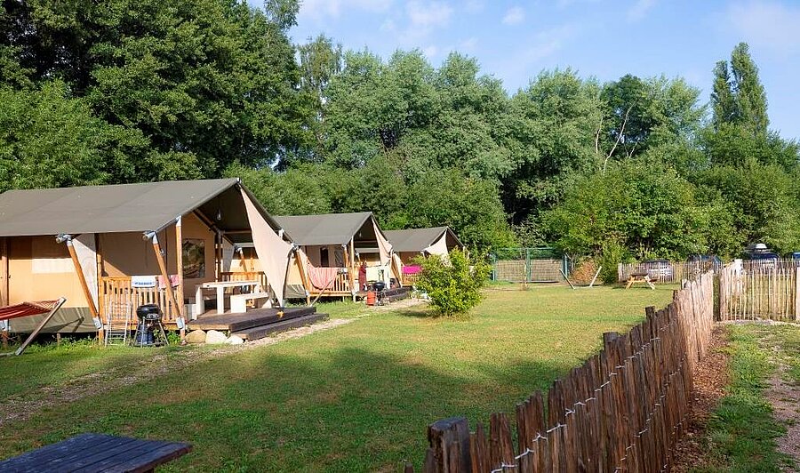Canvas lodge tents in a campsite near Gérardmer, green surroundings and friendly atmosphere for nature holidays in the Vosges.