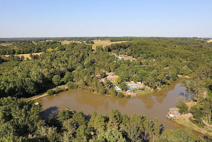 Aerial view of Domaine de l’Étang de Bazange in Monfaucon, a haven of preserved nature in the heart of Périgord for a relaxing and comfortable holiday.