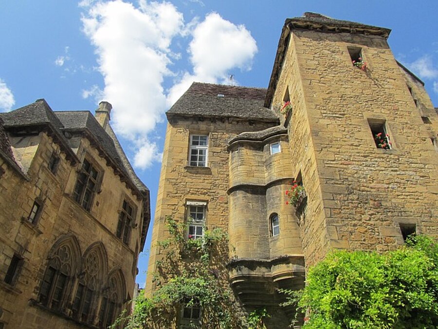 View of the medieval stone buildings of Sarlat, the historic heart of the Périgord, near your campsite in Sarlat for a stay surrounded by nature and heritage.