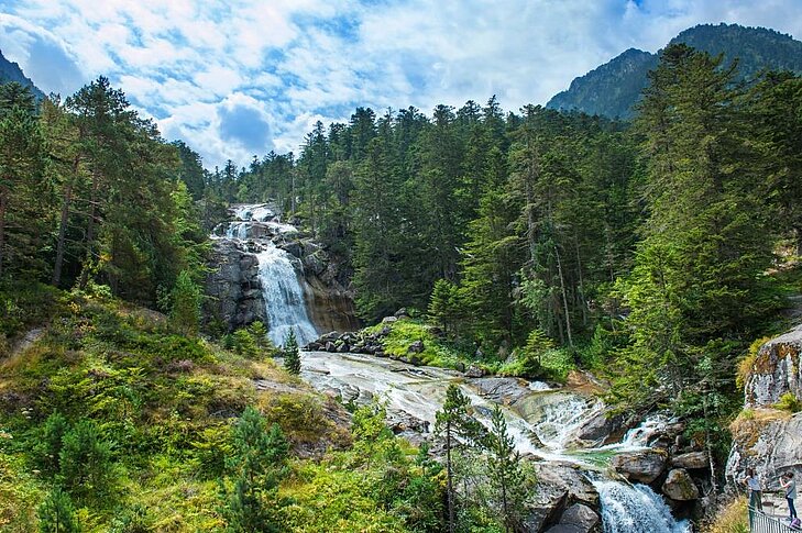 Pont d’Espagne Waterfall near Cauterets, the perfect stop to add to any Sazos activity, extending your Pyrenean adventure in a breathtaking setting.