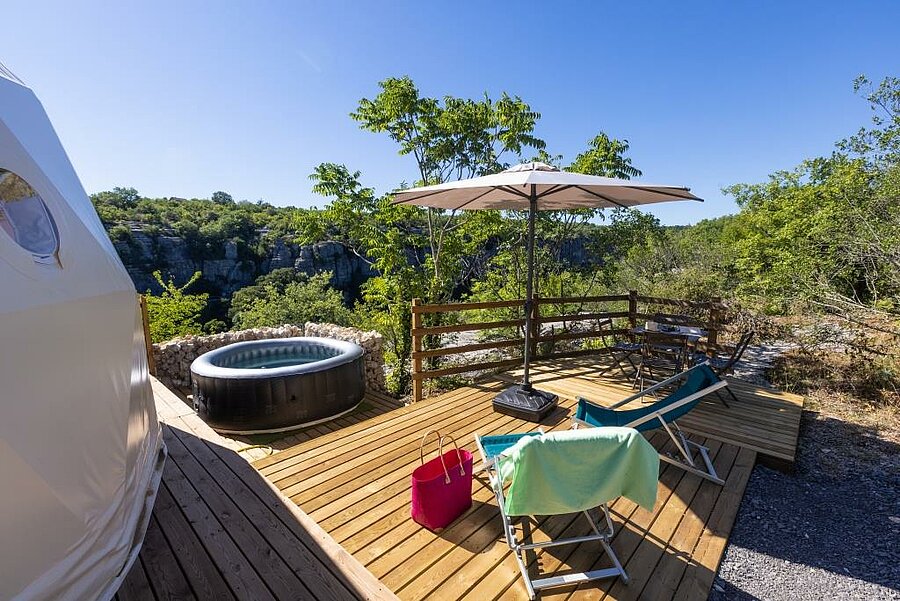 Geodesic domes on the cliff near Balazuc, glamping accommodation with breathtaking views of the Ardèche valley.