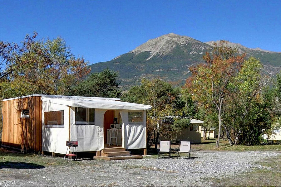 [Translate to Anglais:] Mobil-home du camping Le Petit Liou à Baratier, face aux sommets des Hautes-Alpes
