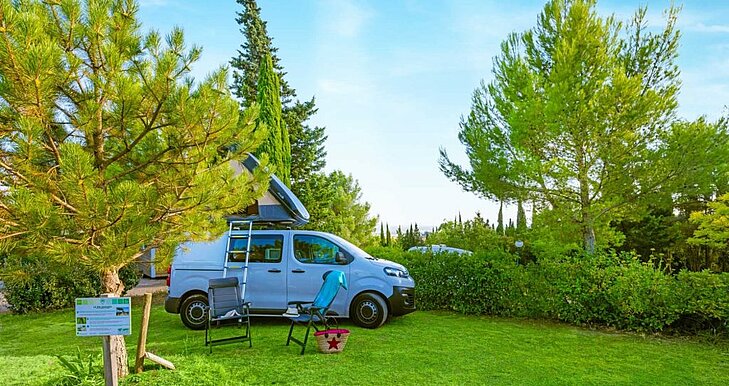 Green pitch at the Sites et Paysages La Pinède campsite in Lézignan-Corbières, ideal for a nature-filled and comfortable tourism stay in Lézignan-Corbières.
