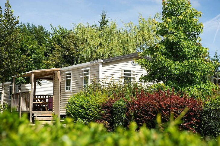 Fully equipped mobile home set in a green haven at Sites et Paysages Beauregard, for a comfortable stay around Mesnois.