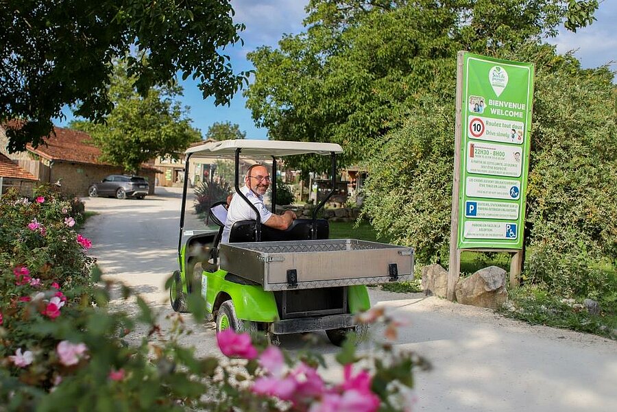 A warm welcome at our campsite near Rocamadour, with personalised service and a friendly atmosphere for an unforgettable holiday in the Lot.